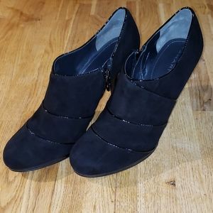 Women's Tahari black heeled dress shoes